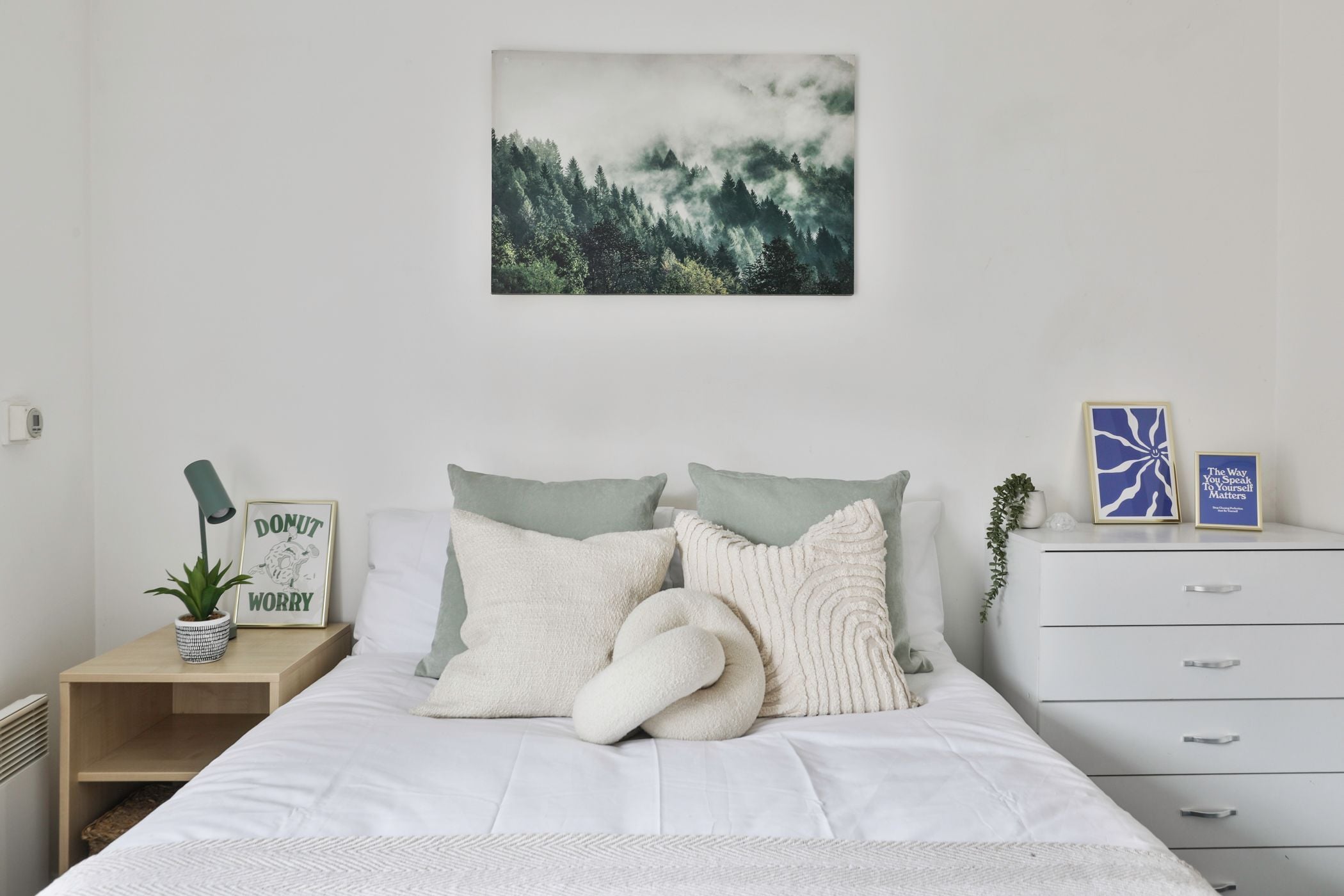 3 Bed Apartment - Shared Bathroom - room